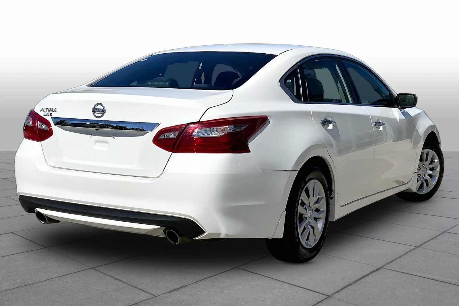 Used 2018 Glacier White Nissan 2.5 S image 12