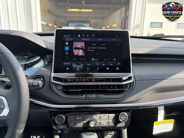 New 2026 White Jeep Latitude image 18
