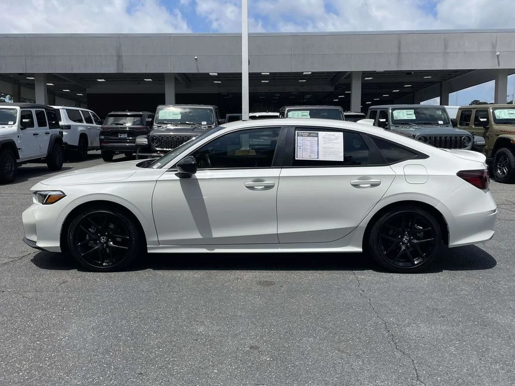 Used 2025  Honda Sport image 5
