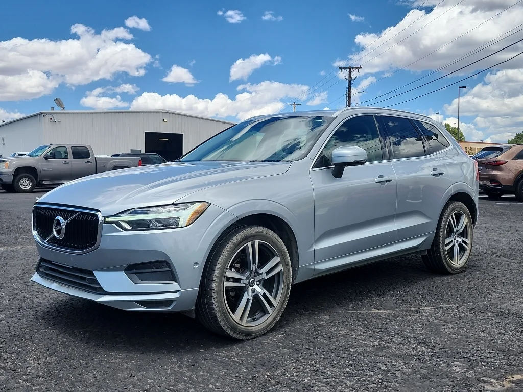 Used 2018 Electric Silver Metallic Volvo Momentum image 1