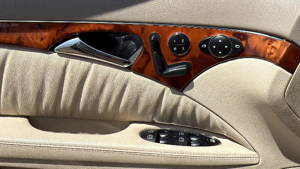 Used 2005  Mercedes-Benz E 320 image 21