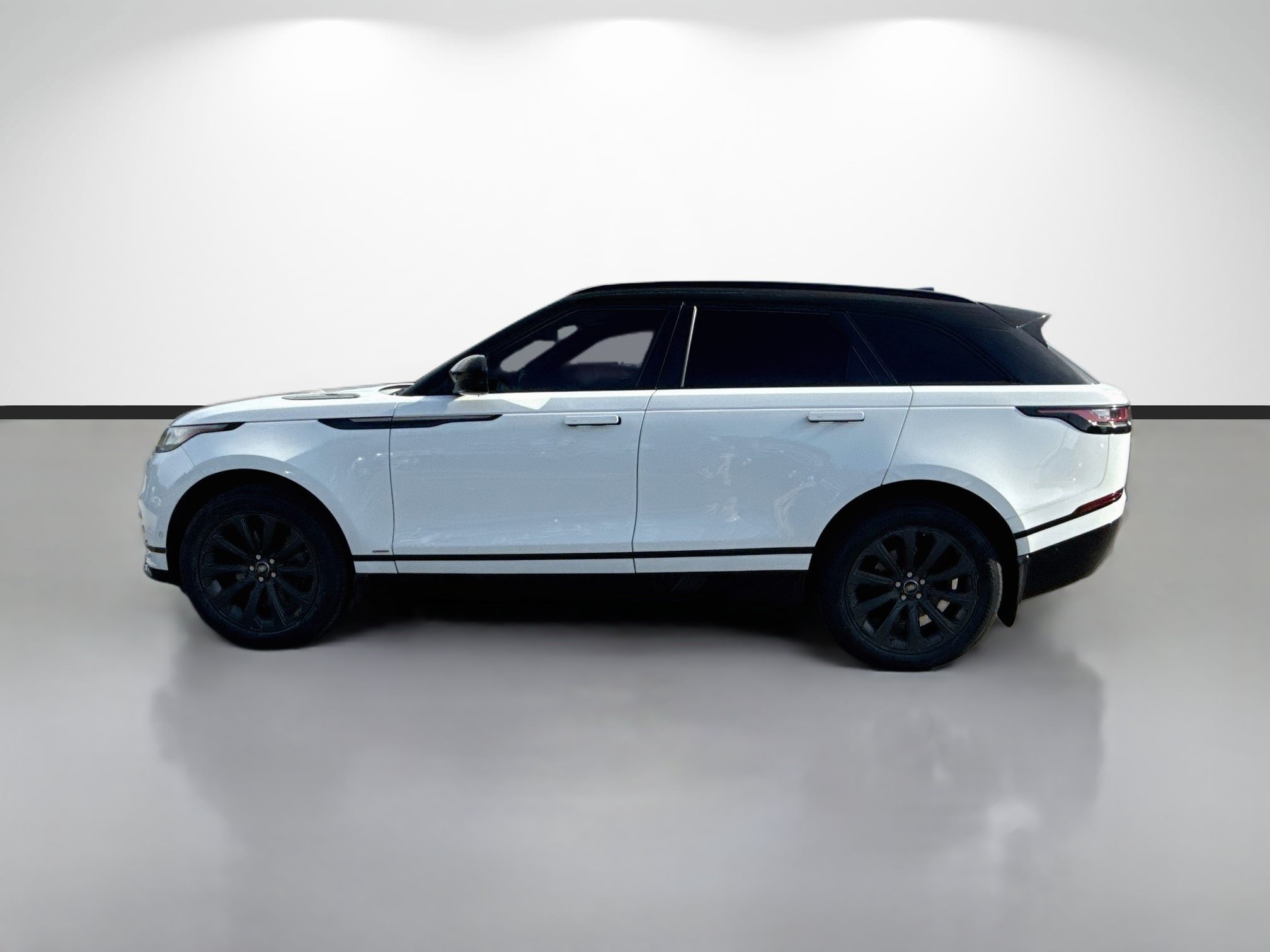 Used 2019 White Land Rover R-Dynamic SE image 2