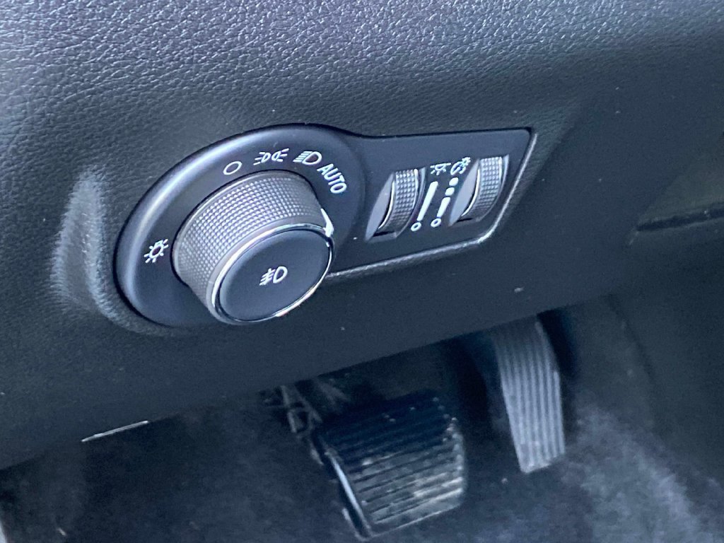 Used 2025 Silver Jeep Limited image 32