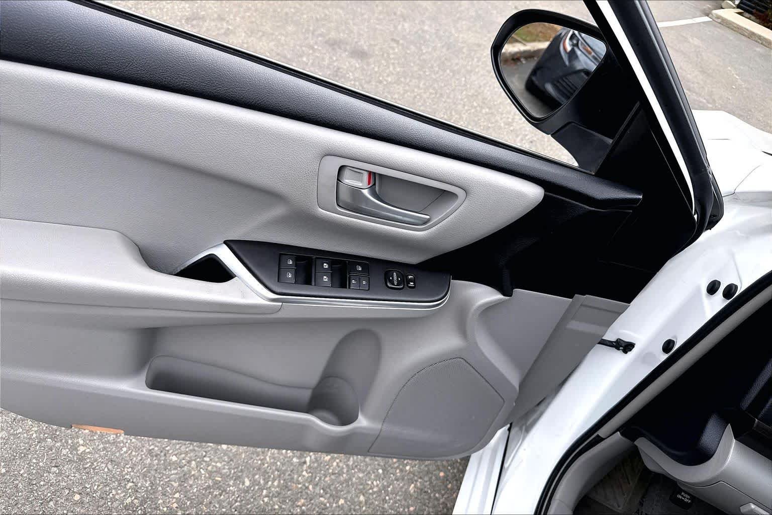 Used 2016 Super White Toyota LE image 36