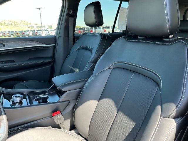 New 2026 Bright White Clear-Coat Exterior Paint Jeep Limited Reserve image 15