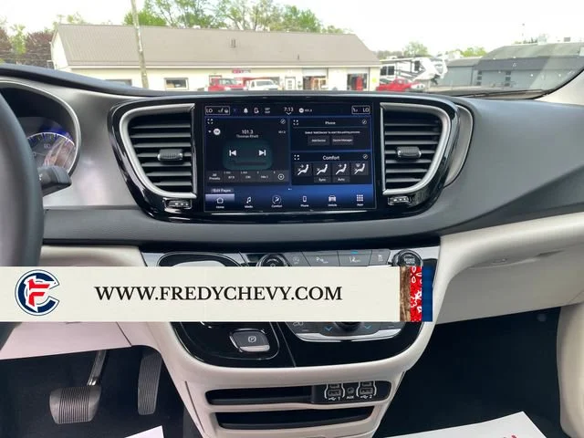 Used 2023 White Chrysler Touring L image 17
