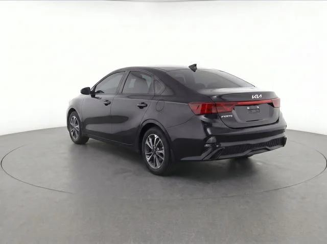 Used 2023 Black Kia LXS image 4