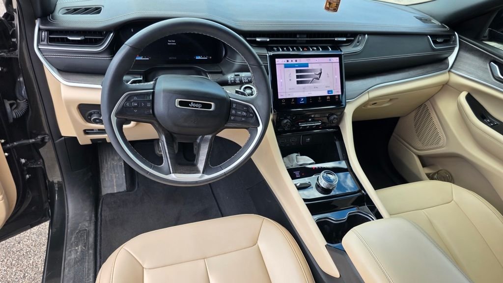 Used 2023  Jeep Limited image 3