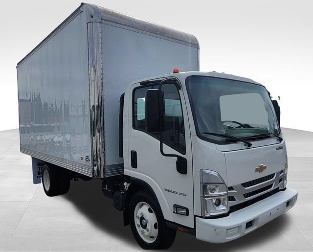 New 2025 Arc White Chevrolet  image 4