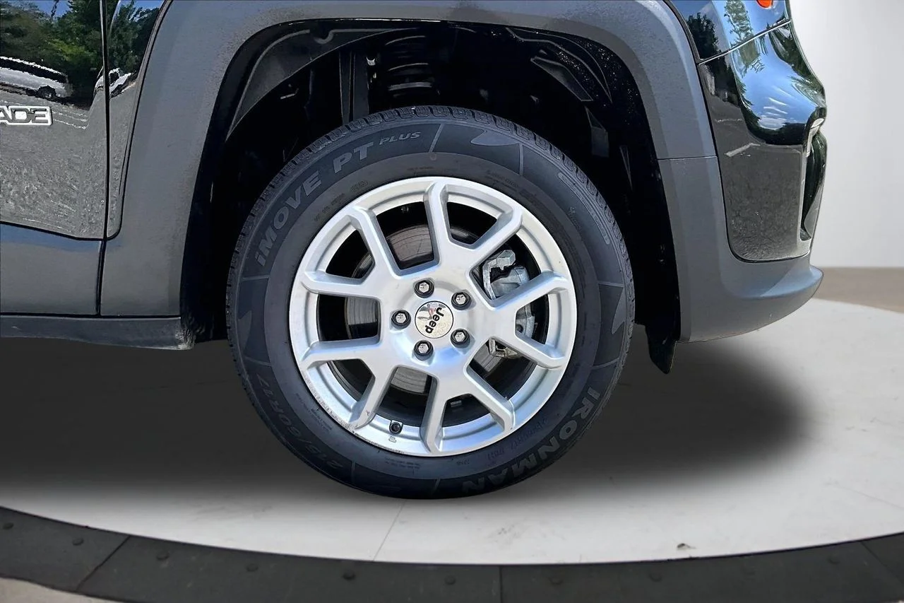Used 2022 Black Jeep Latitude image 32
