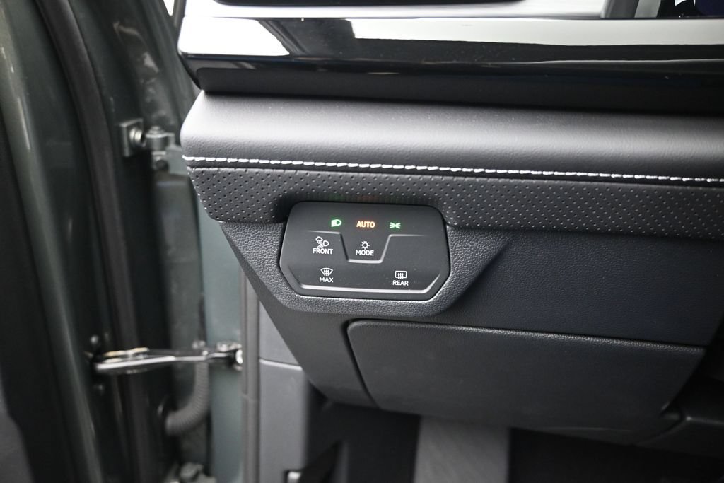 Used 2026 Green Volkswagen SE w/Technology image 12