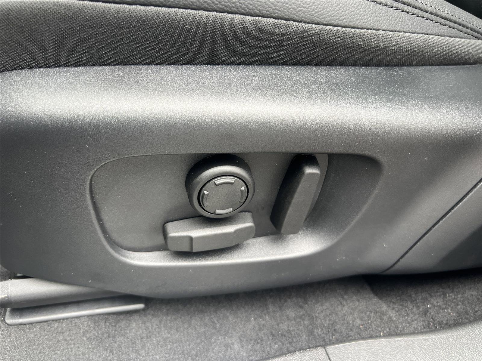 New 2026 Eiger Grey Land Rover Dynamic SE image 24