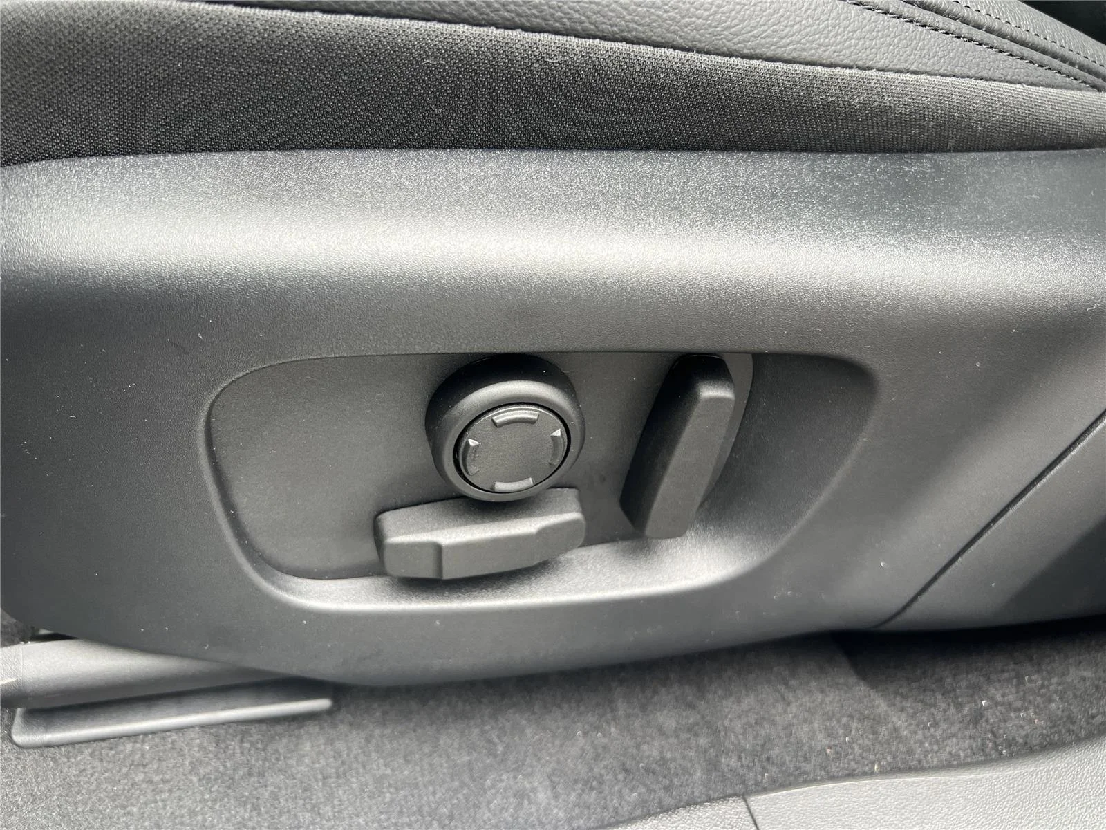 New 2026 Eiger Grey Land Rover Dynamic SE image 24