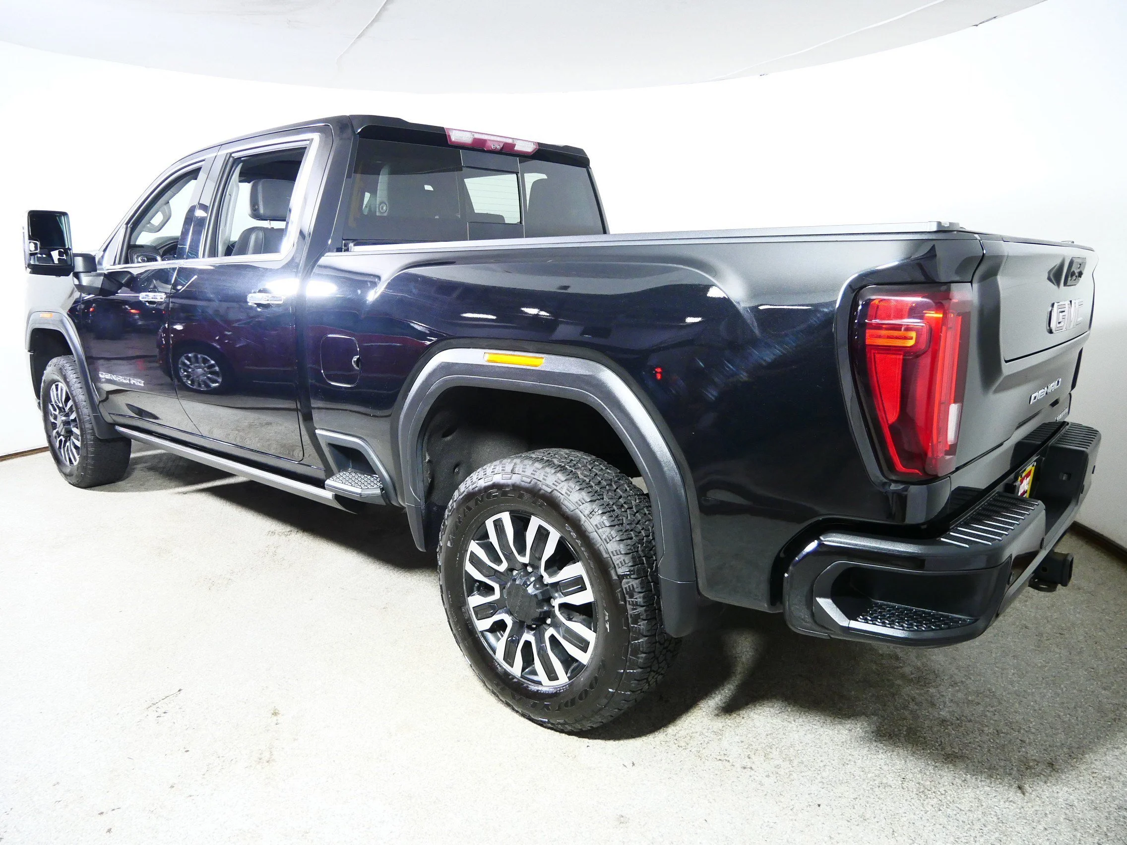 Used 2022 Onyx Black GMC Denali image 5