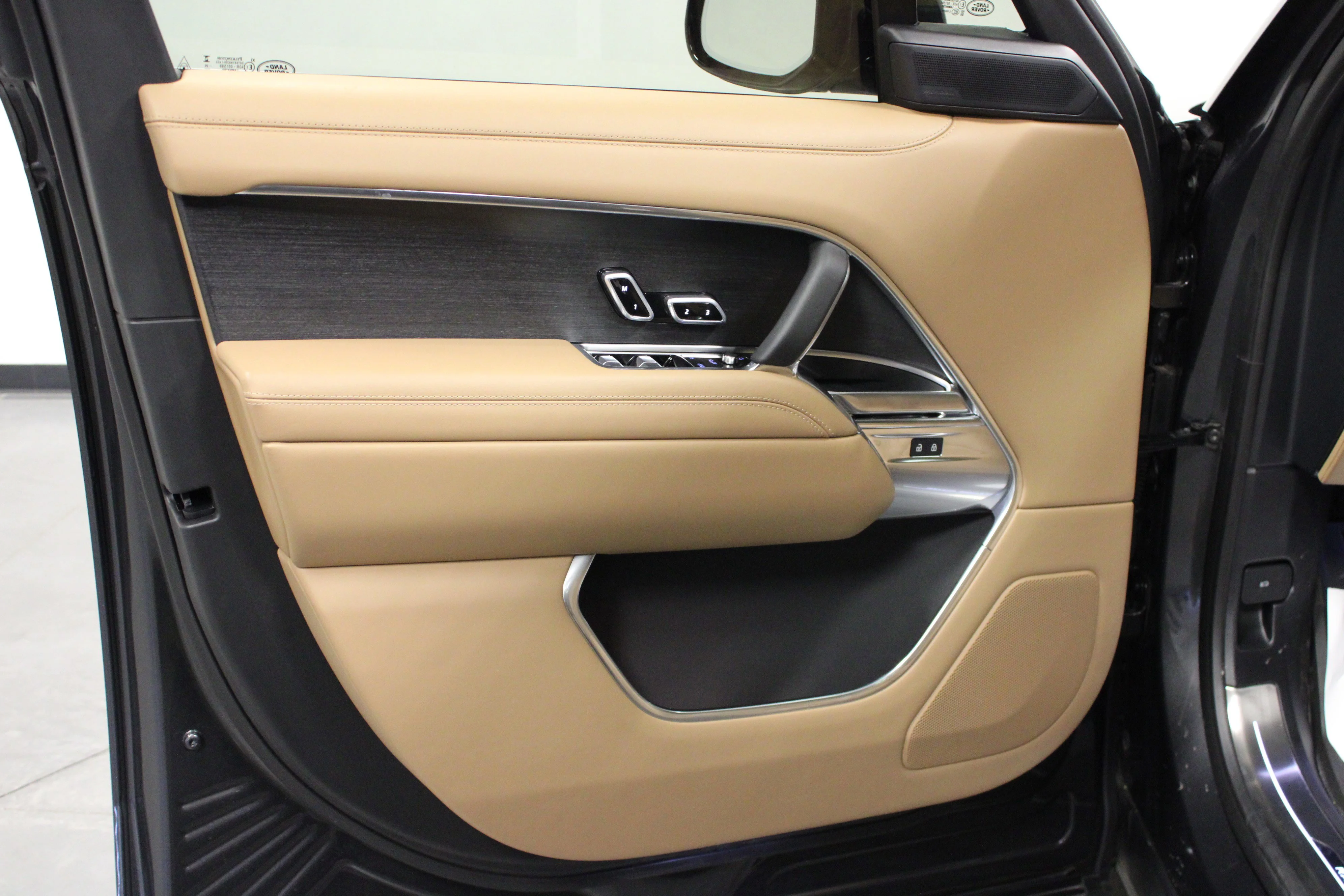 Used 2025 Carpathian Grey Premium Metallic Land Rover SE image 11