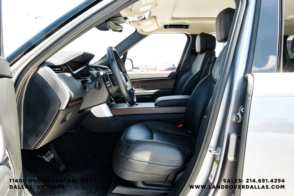 Used 2023 Grey Land Rover SE image 32
