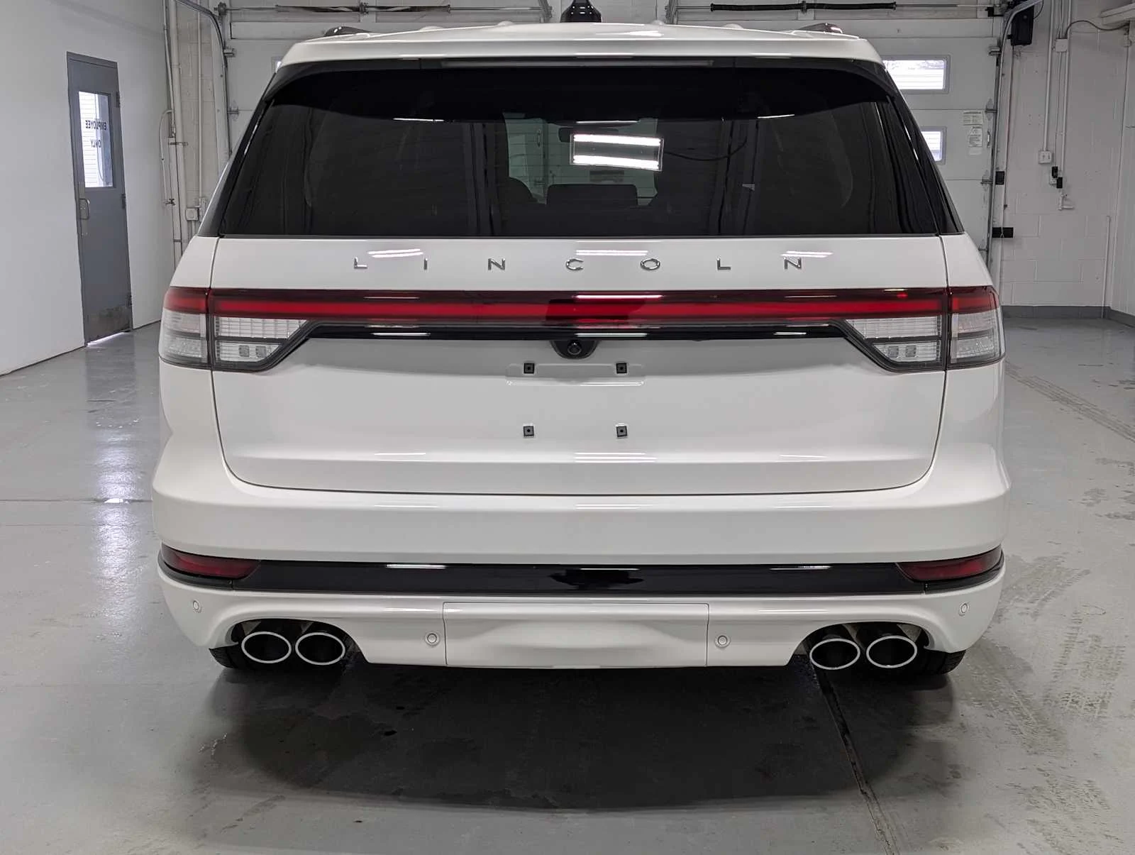 Used 2025 Pristine White Metallic Tri-Coat Lincoln Premiere image 9