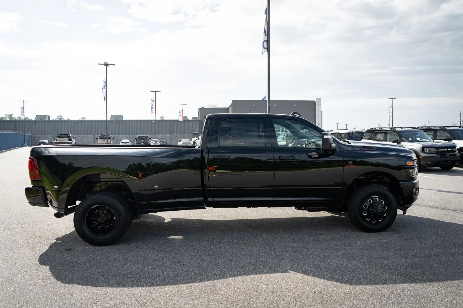 New 2026 Diamond Black Crystal Pearl-Coat Exterior Paint RAM Big Horn image 11