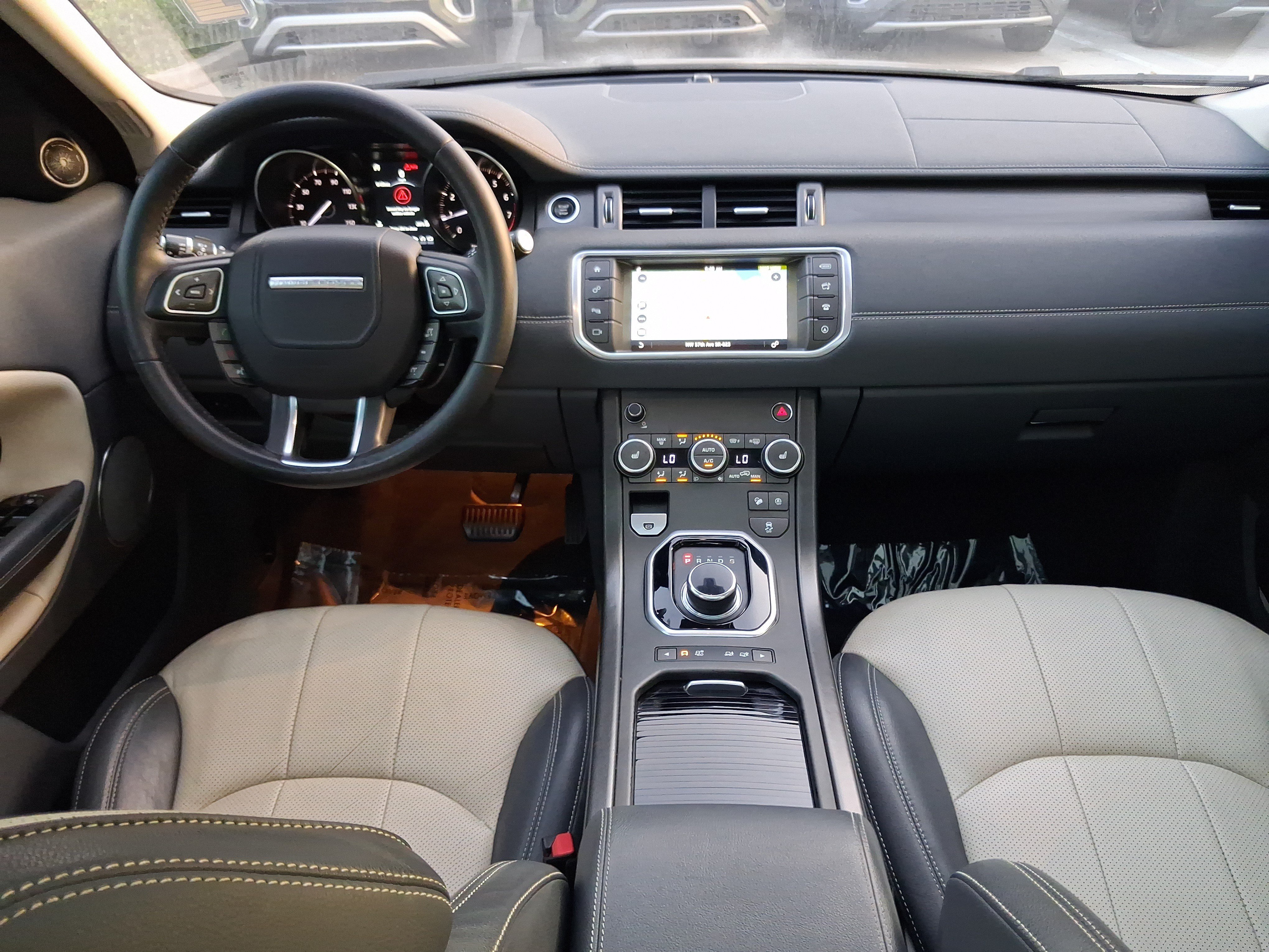 Used 2019  Land Rover SE image 9