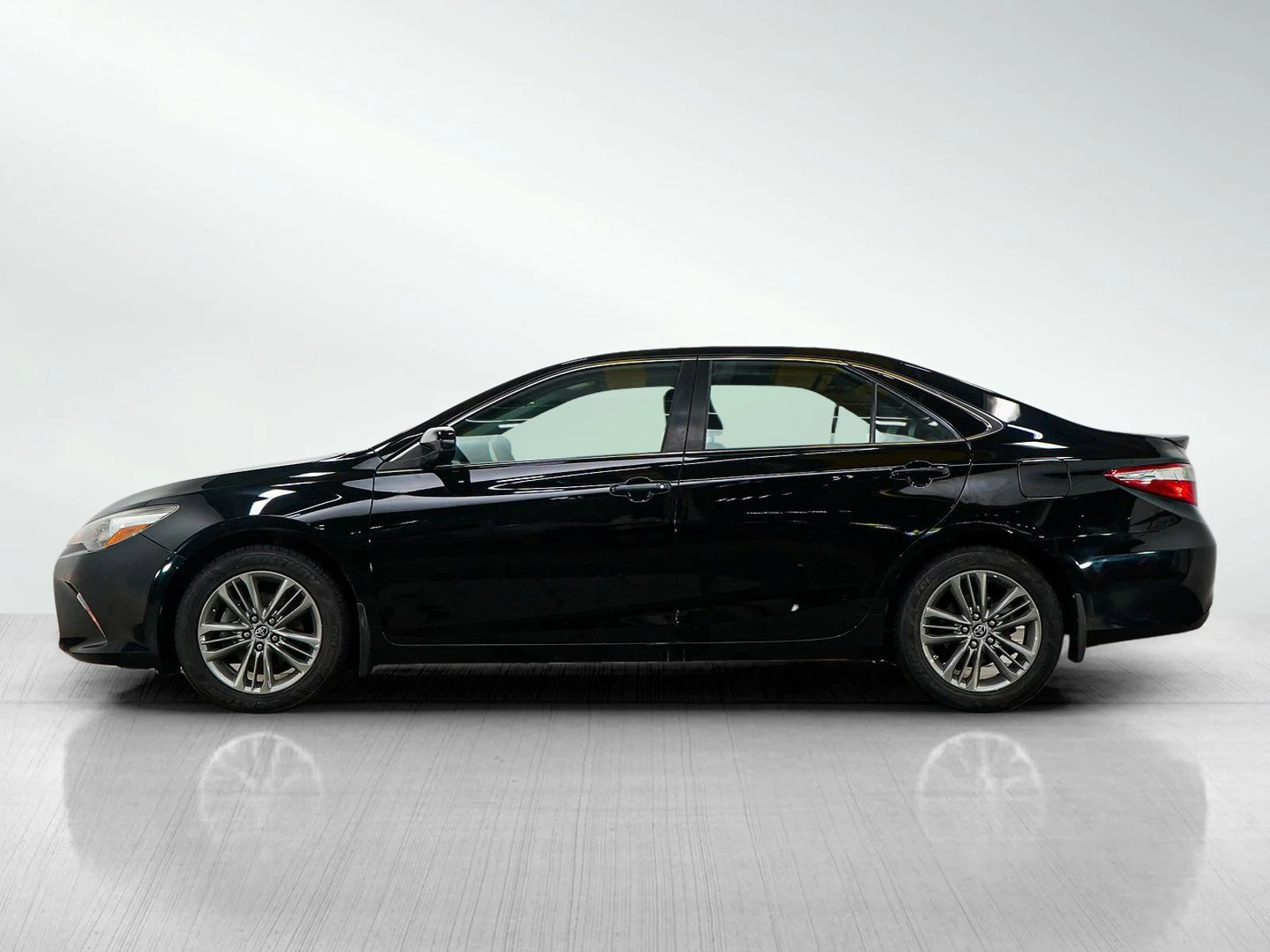 Used 2015 Toyota Camry SE with VIN 4T1BF1FK4FU940109 for sale in Burnsville, Minnesota