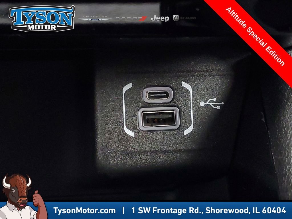 New 2026 Diamond Black Crystal Pearlcoat Jeep Latitude image 32