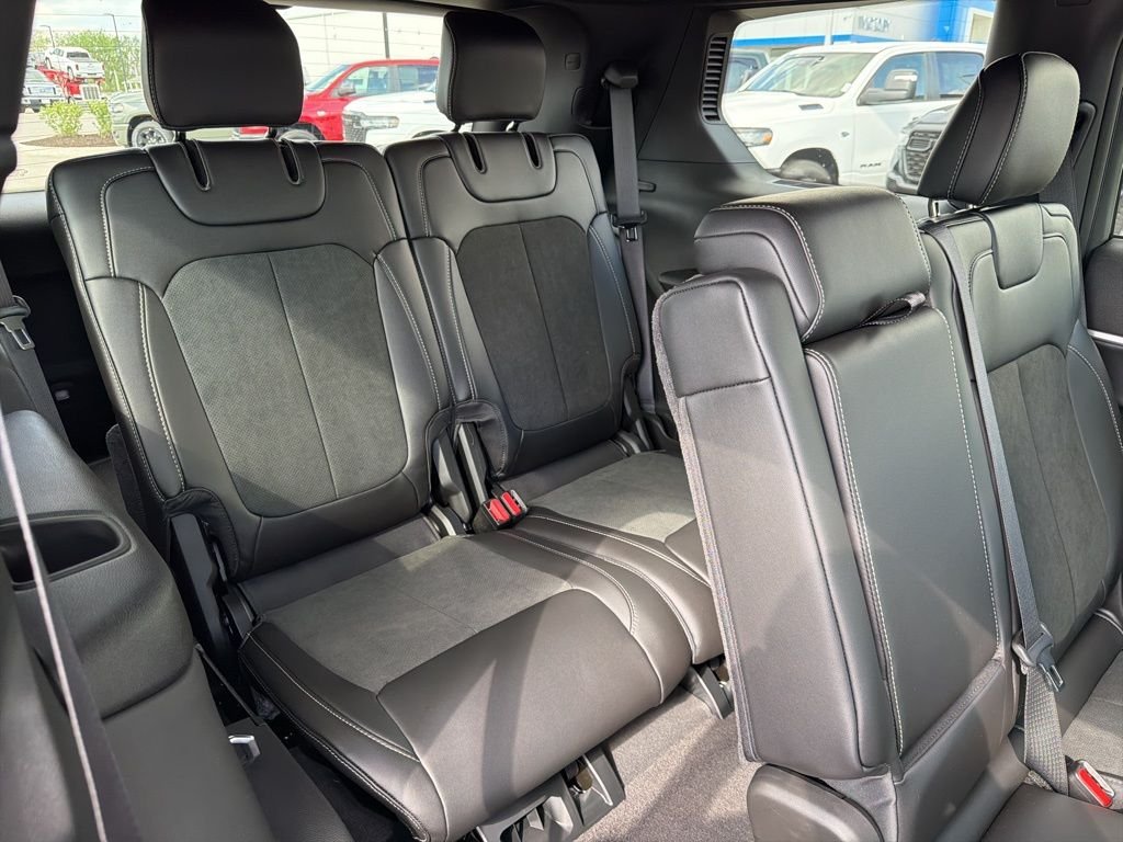 New 2026 Velvet Red Pearl-Coat Exterior Paint Jeep Altitude image 24