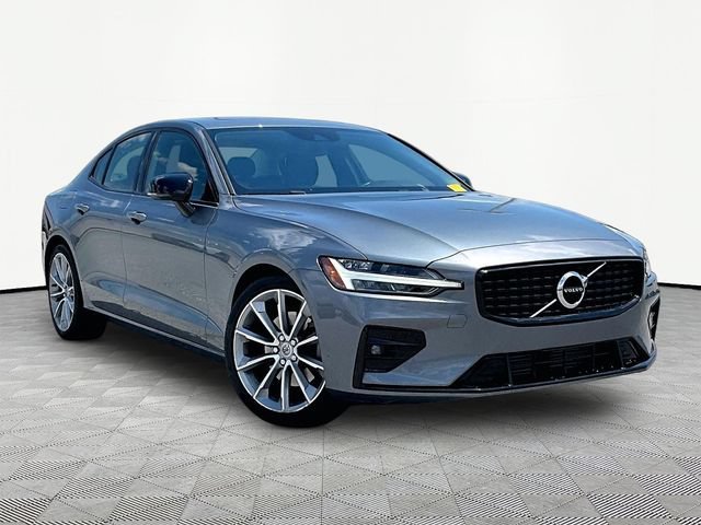 Used 2021 Gray Metallic Volvo T5 Momentum image 1