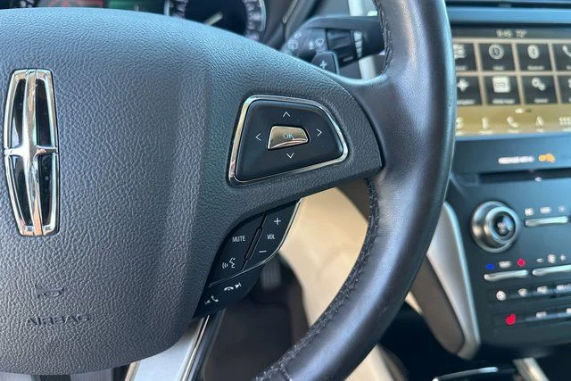 Used 2019 Silver Lincoln Select image 13