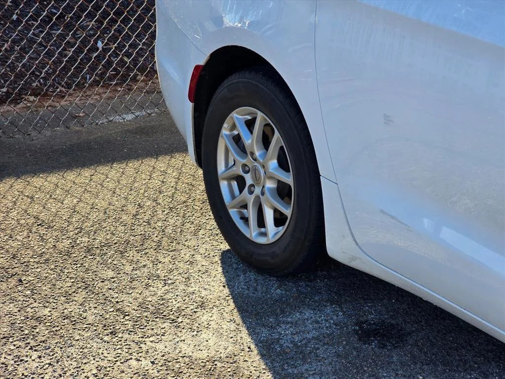 Used 2025 White Chrysler Select image 18