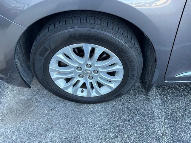 Used 2015 Gray Toyota XLE image 9