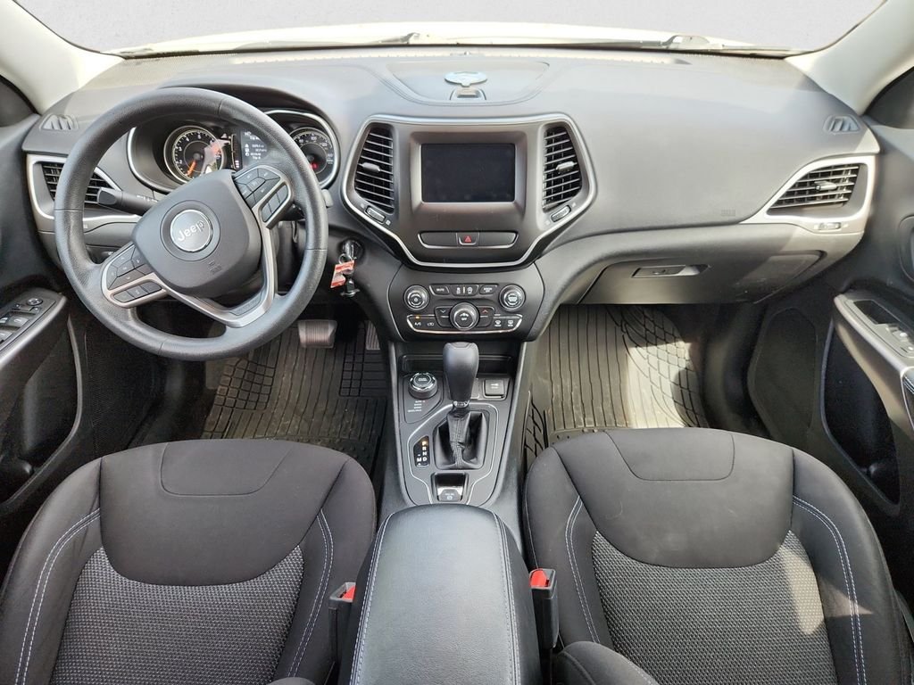 Used 2019 White Jeep Latitude image 10