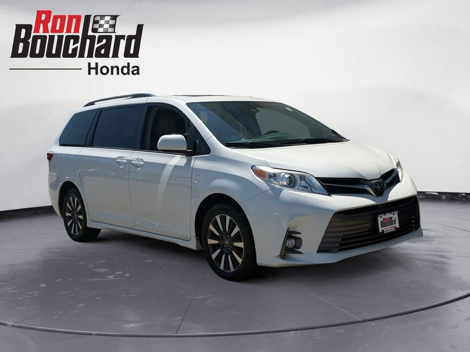 Used 2018 Super White Toyota XLE Premium image 1