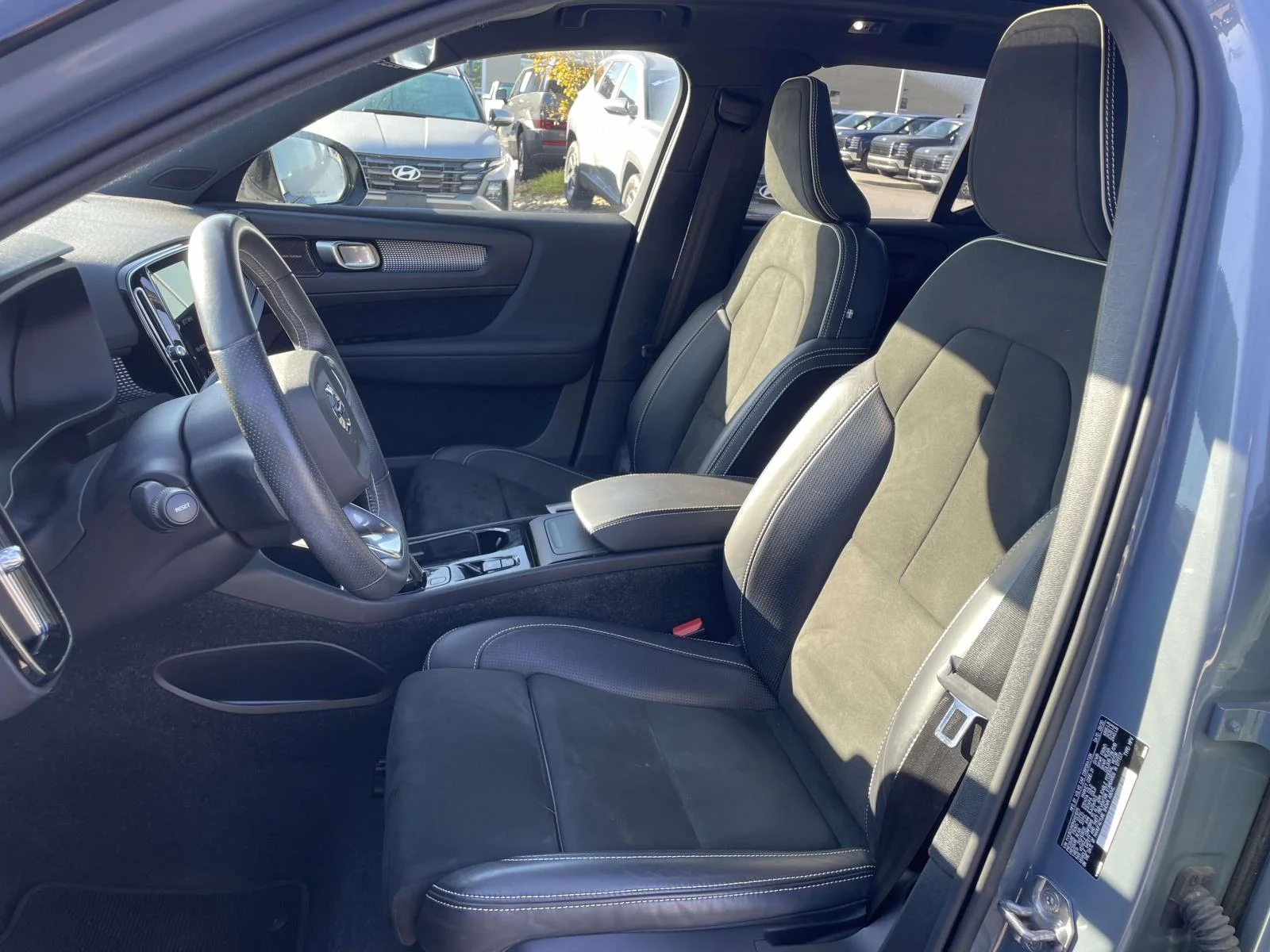 Used 2021  Volvo R-Design image 8
