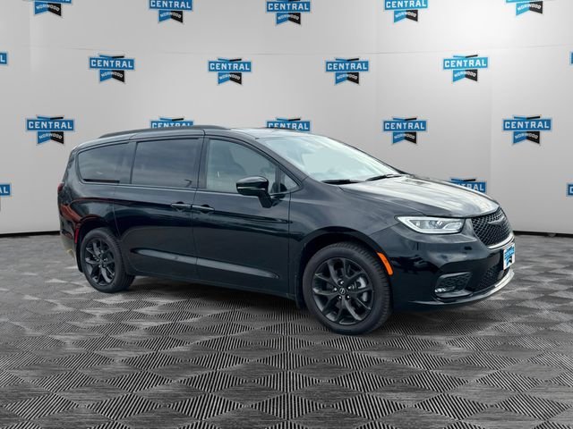 New 2026 Diamond Black Crystal Pearl-Coat Exterior Paint Chrysler Limited image 7