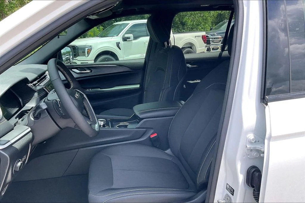 New 2026 Bright White Clear-Coat Exterior Paint Jeep Laredo X image 8