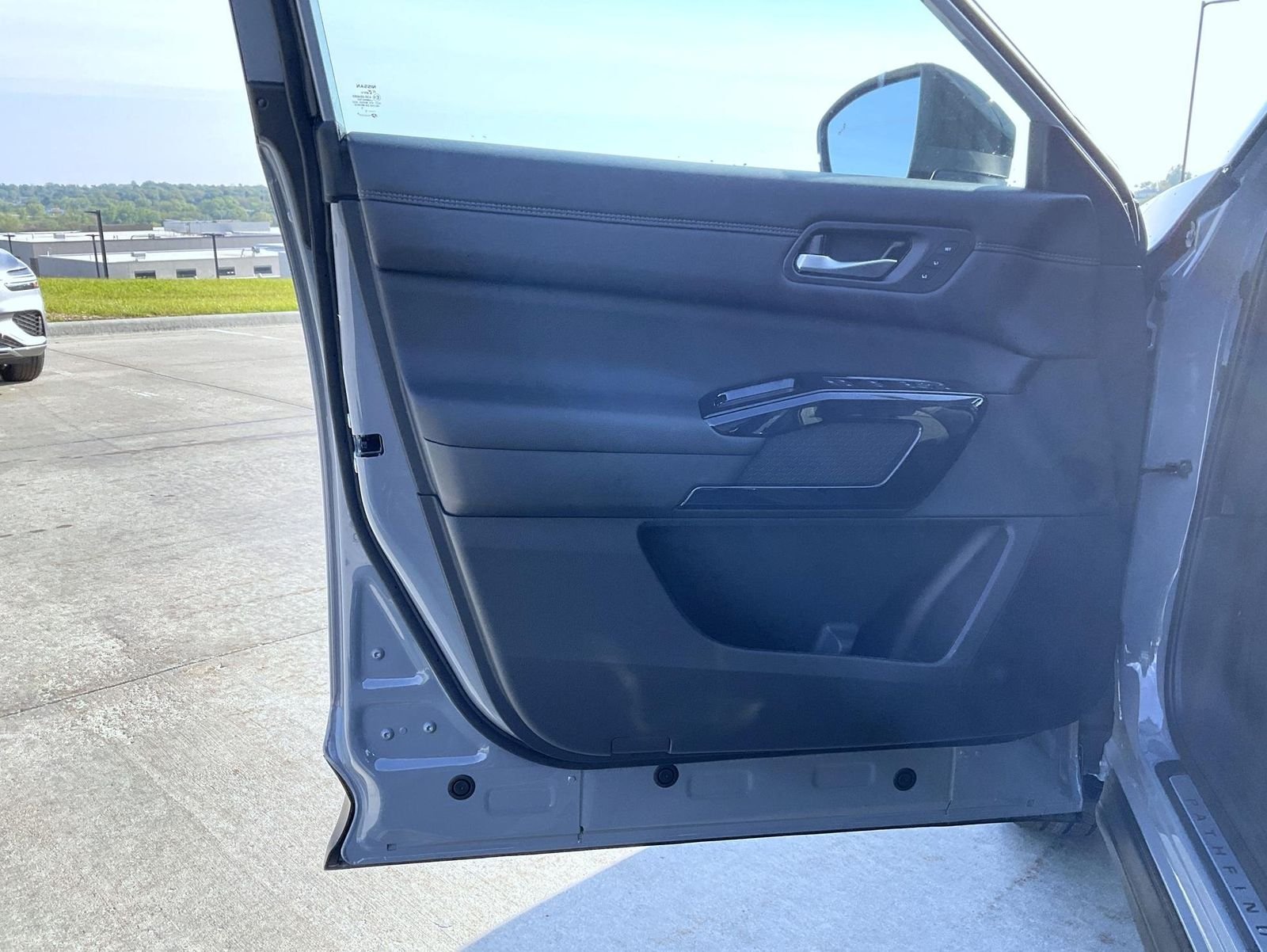 New 2026 Boulder Gray Pearl / Super Black Two-tone Nissan Platinum image 10