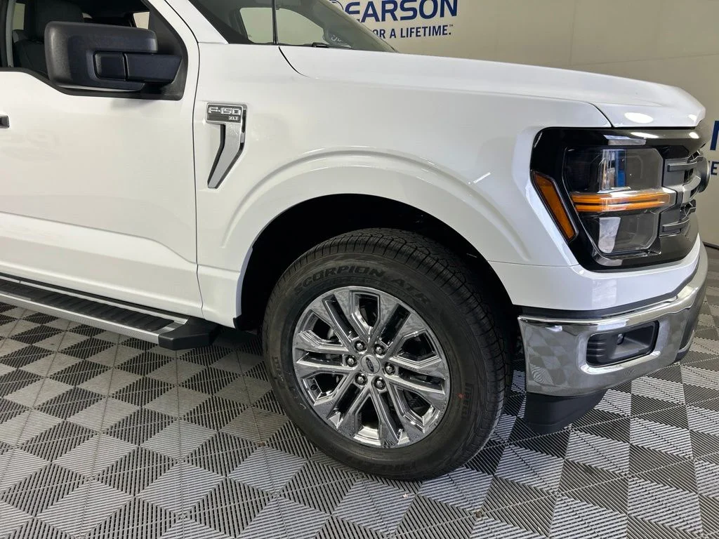 New 2026 Oxford White Ford XLT image 4