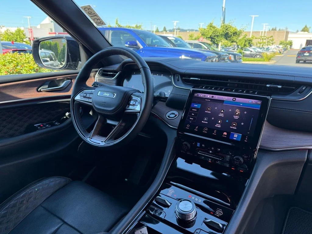 Used 2025 Gray Jeep Summit image 19