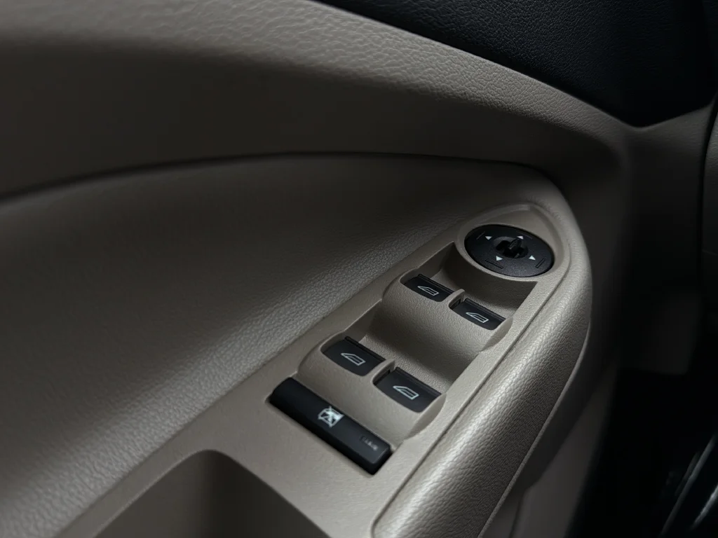 Used 2018 White Gold Metallic Ford SE image 11