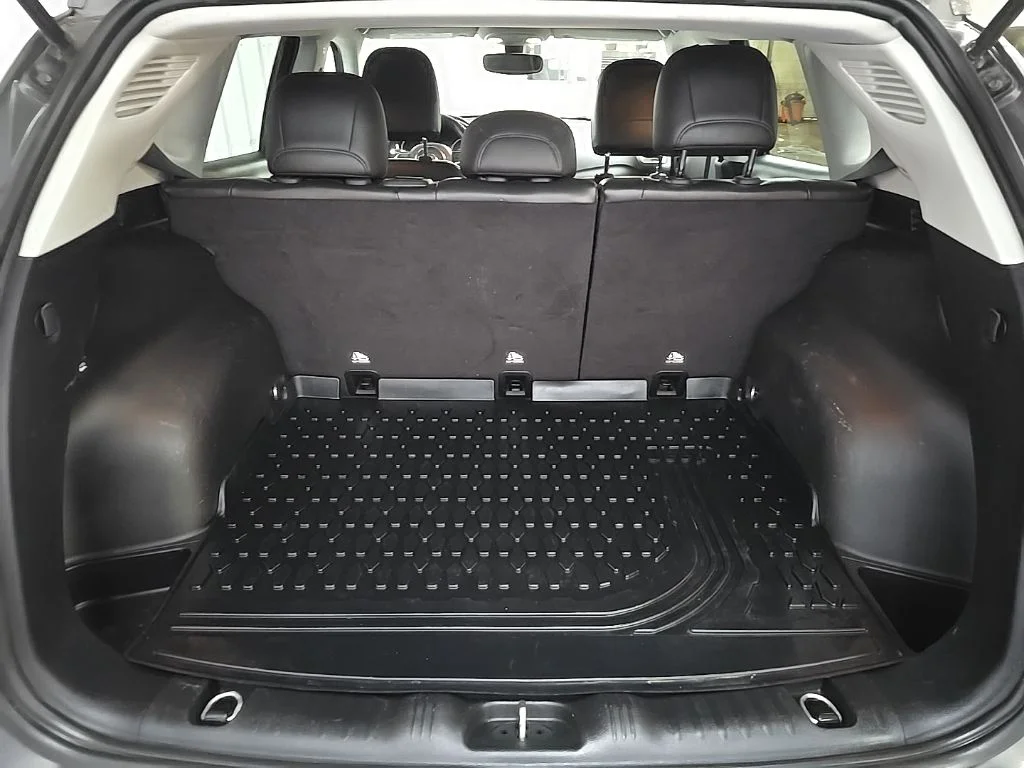 Used 2019 Gray Jeep Latitude image 11