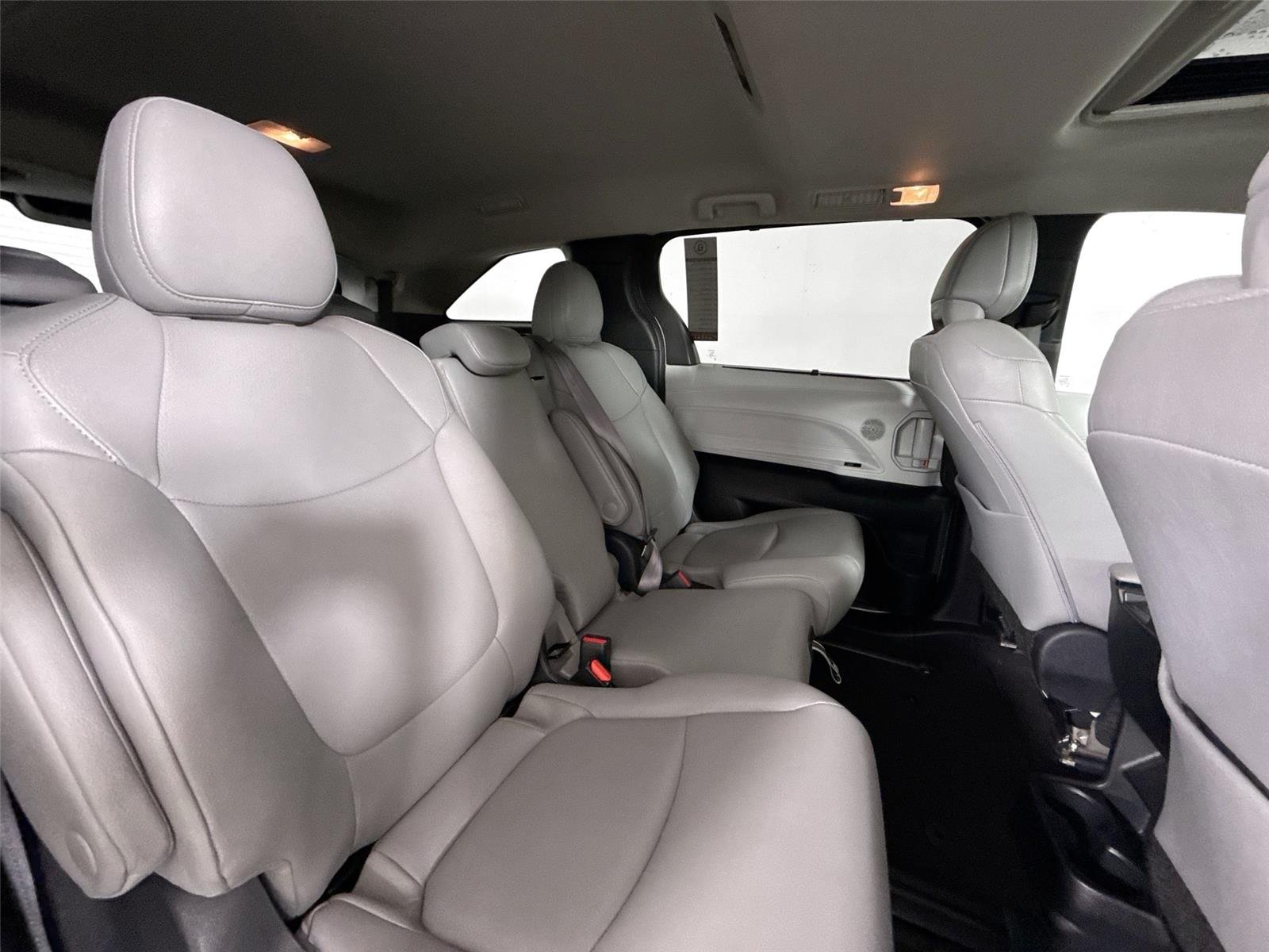 Used 2025 Wind Chill Pearl Toyota XLE 8-Passenger image 41