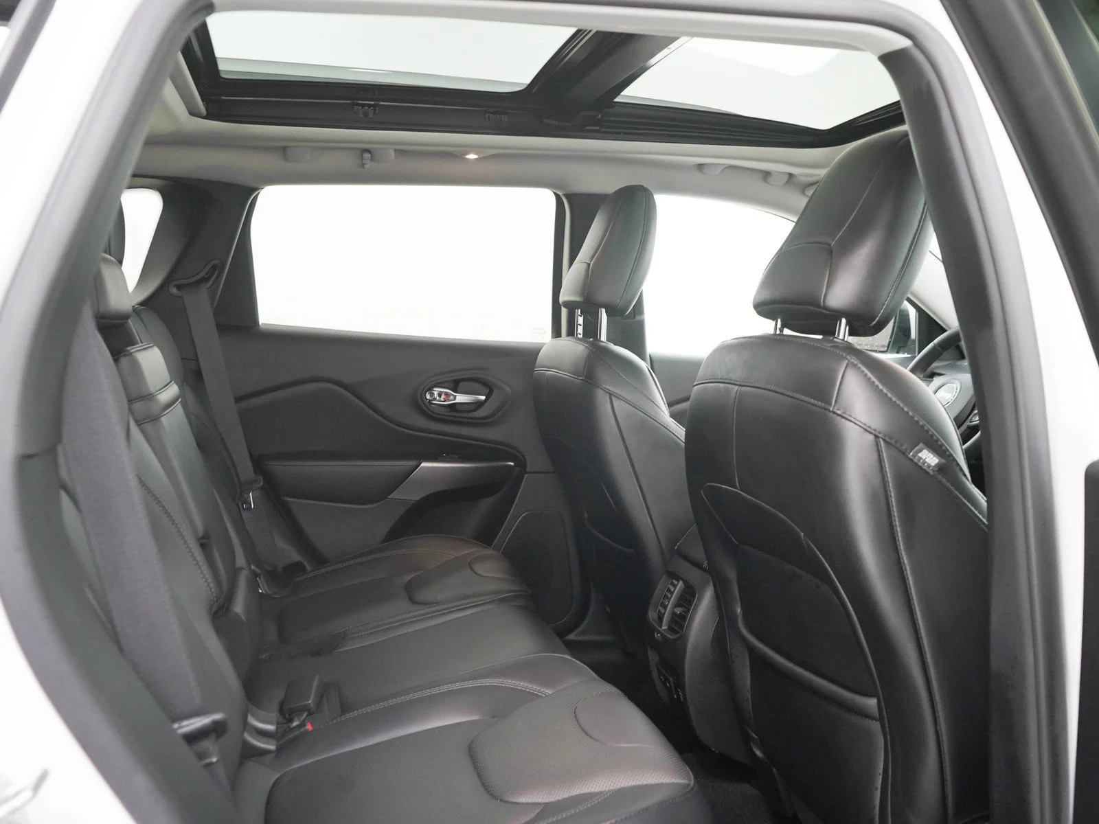 Used 2019  Jeep Limited image 12