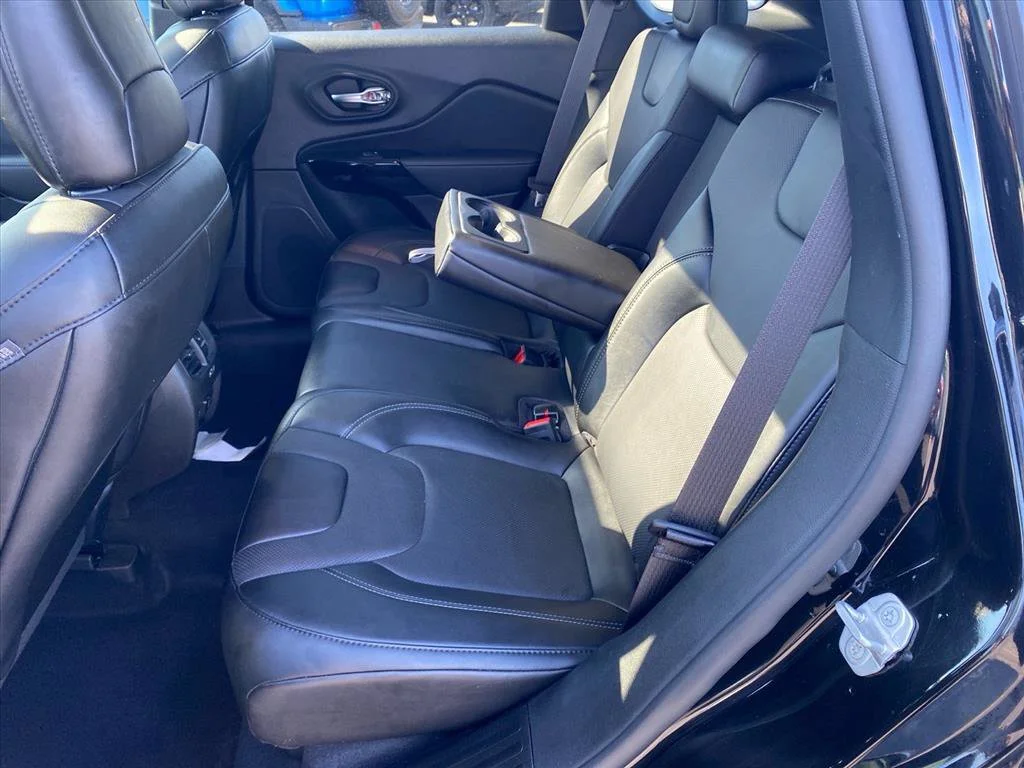 Used 2023 Diamond Black Crystal Pearlcoat Jeep Altitude Lux image 24
