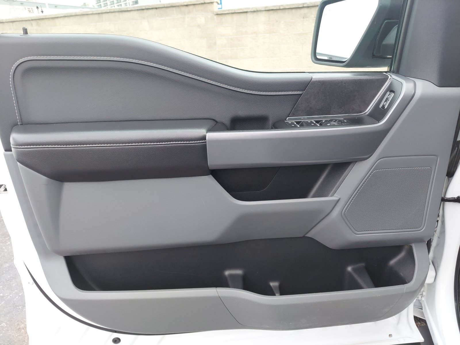 Used 2025 Oxford White Ford XLT image 28