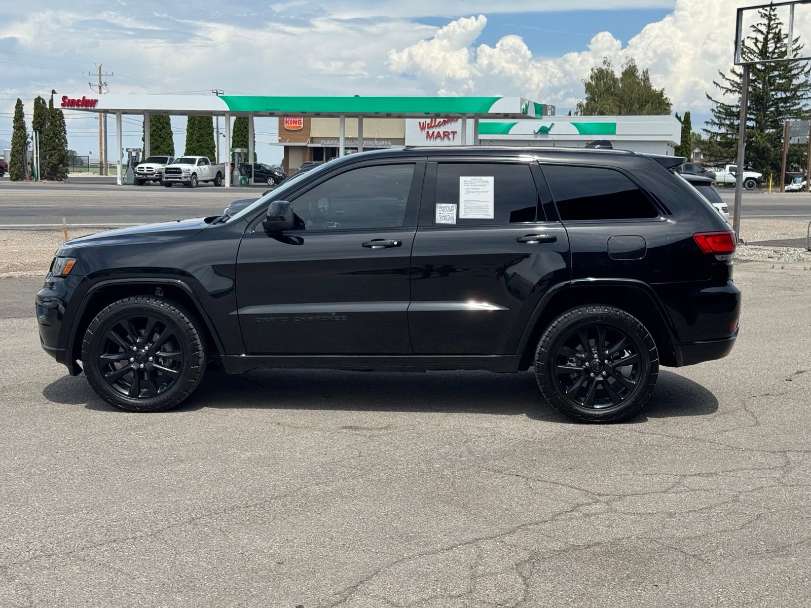 Used 2020 Diamond Black Jeep Altitude image 10