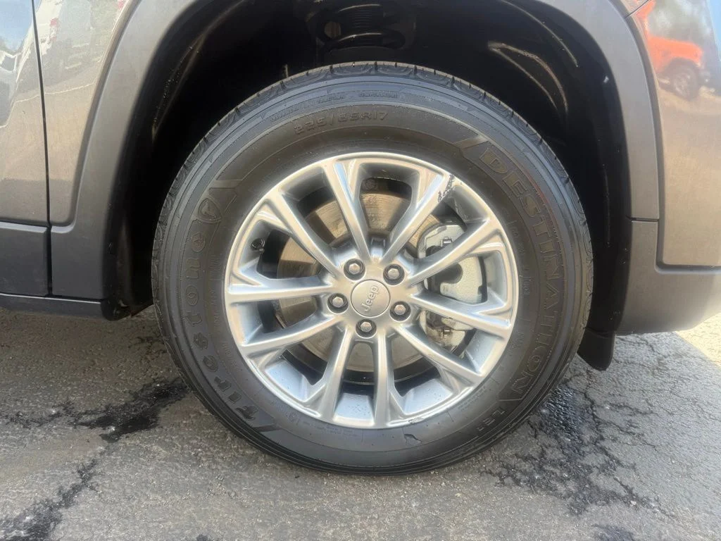 Used 2022 Gray Jeep Latitude Lux image 51