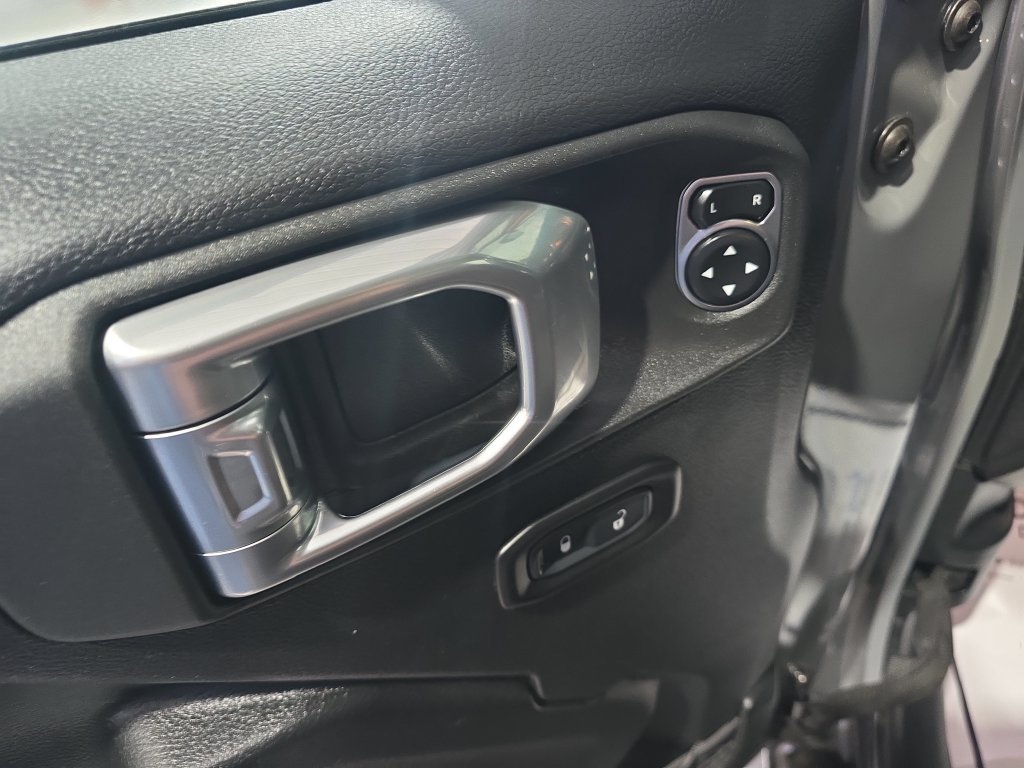 Used 2021 Gray Jeep Mojave image 11