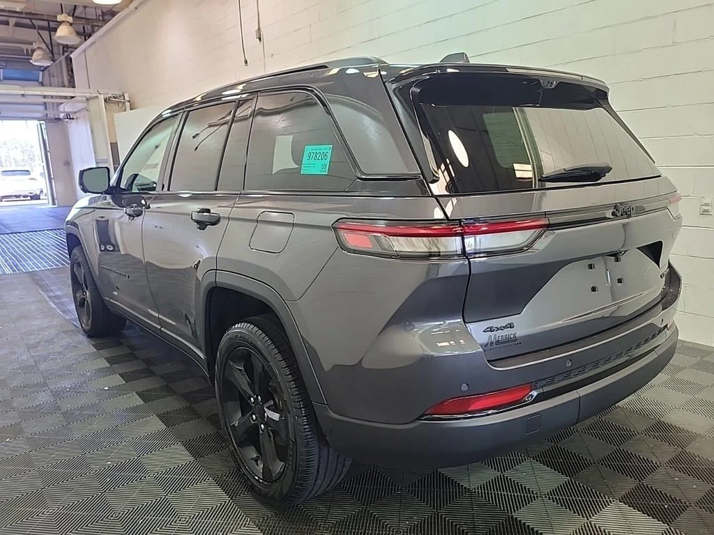 Used 2023 Gray Jeep Limited image 4