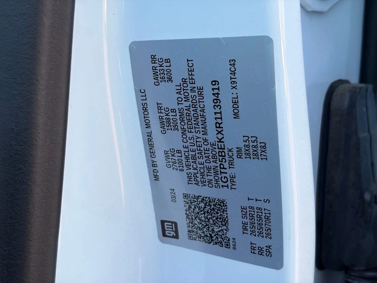 Used 2024 Summit White GMC Elevation image 9