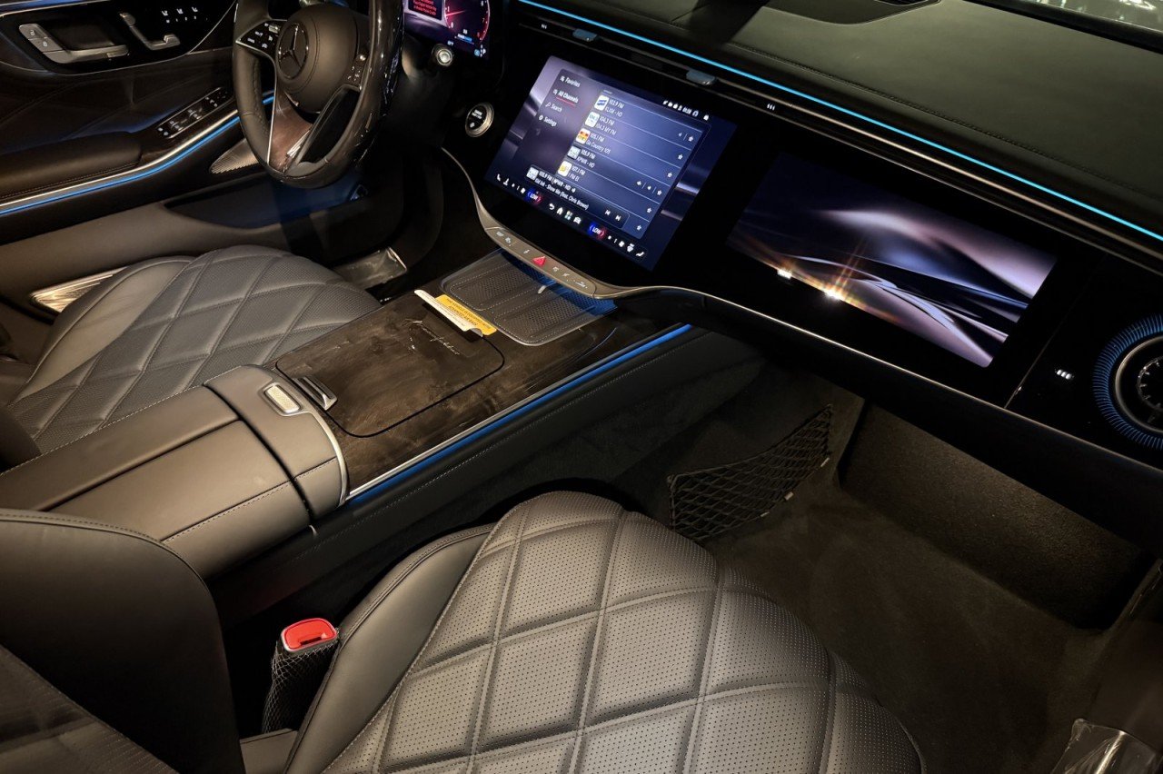 New 2027 MANUFAKTUR Moonlight White Metallic Mercedes-Benz Maybach S 580 4MATIC® Sedan image 13